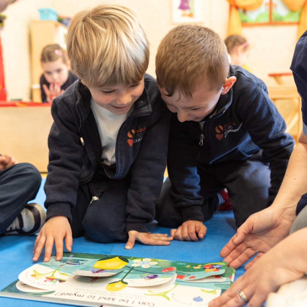 due bambini che leggono un libro