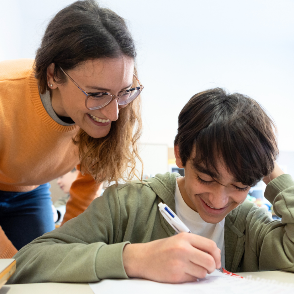 professoressa controlla compito di un alunno