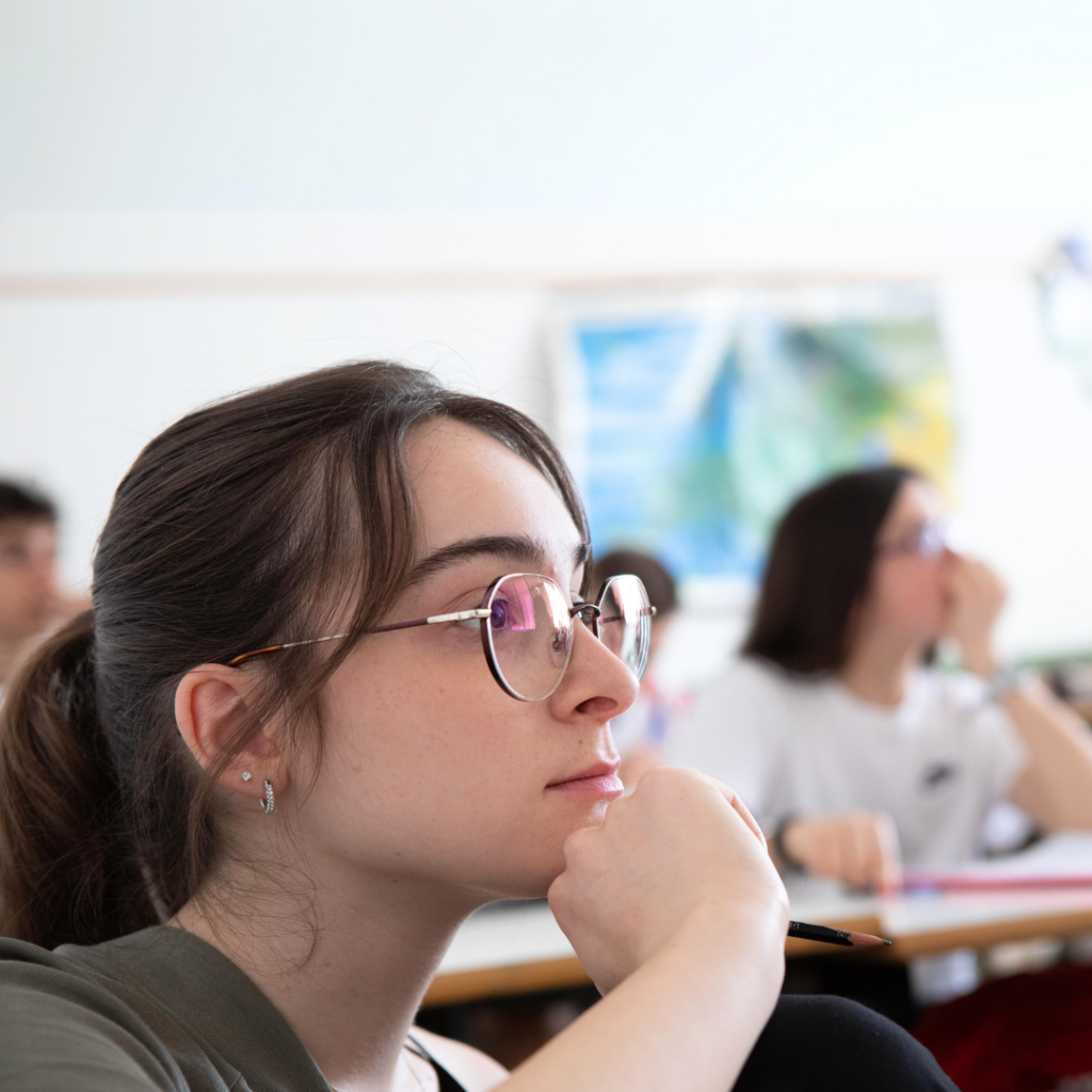 studentessa guarda verso la cattedra