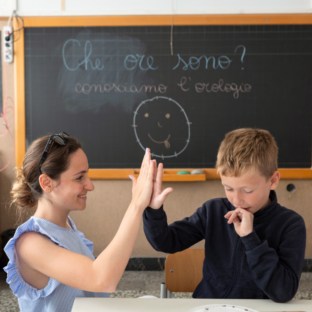 maestra e alunno battono il cinque