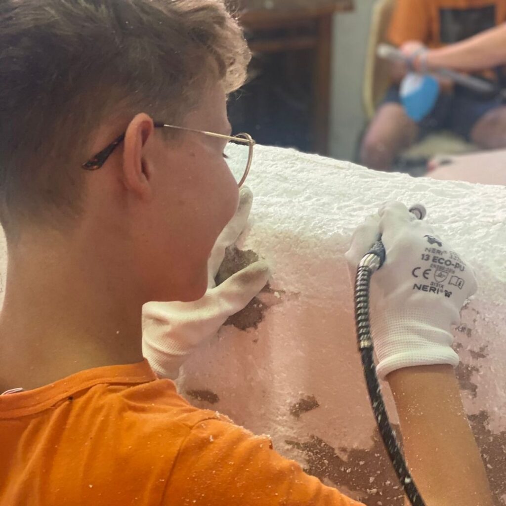 bambino partecipa ad un laboratorio